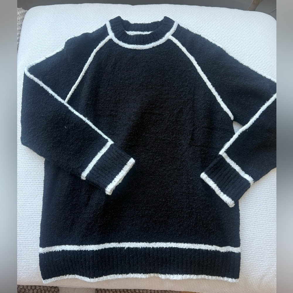 Black & White contrast stitch Sweater - Classic Crewneck